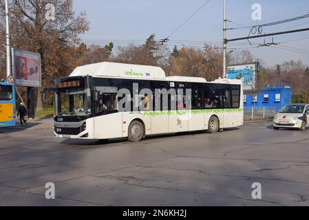 Ein Erdgasbus mit komprimiertem Erdgas, der in Sofia, Bulgarien, betrieben wird. Die Hauptstadt hat einen ehrgeizigen Plan zur Verringerung der Emissionen öffentlicher Verkehrsmittel Stockfoto