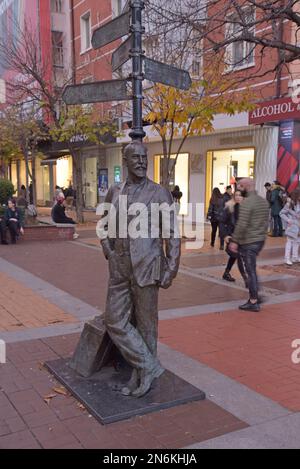 Skulptur von Aleko Konstantinov, bulgarischer Schriftsteller, bekannt für die Figur Bay Ganyo. Vitosha Boulevard, Sofia, Bulgarien Stockfoto