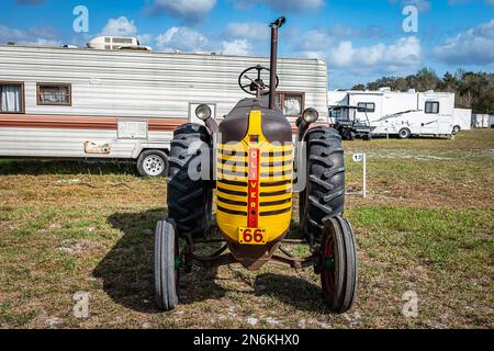 Fort Meade, Florida - 22. Februar 2022: Perspektivische Vorderansicht eines 1949 Oliver 66 Standardtraktors auf einer lokalen Traktormesse. Stockfoto