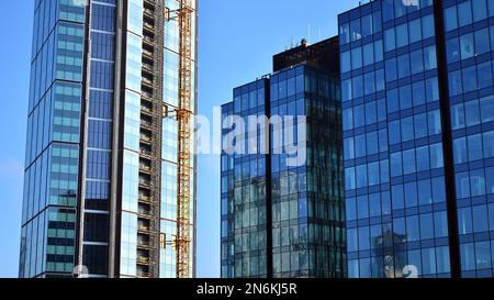 Hochhaus im Bau. Modernes Bürogebäude. Stockfoto