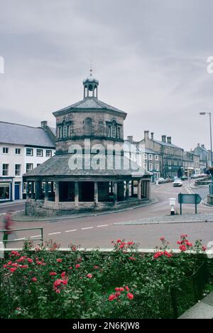 Barnard Castle Market Cross (auch bekannt als Butter Market) in der Marktstadt Barnard Castle, Teesdale, County Durham, England, erbaut im Jahr 1747. Es ist ein denkmalgeschütztes Gebäude. Archivscan von einer Dia. Oktober 1977. Stockfoto