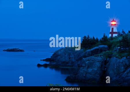 Head Harbour Light Station (East Quoddy Head Lightstation), erbaut im Jahr 1829 in der Dämmerung, Campobello Island, Kanada Stockfoto