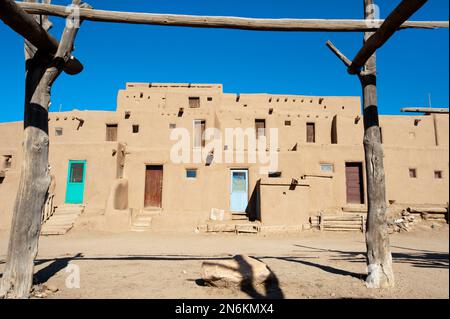 Antike Siedlung Taos Pueblo mit Bergen im Hintergrund, New Mexico Stockfoto