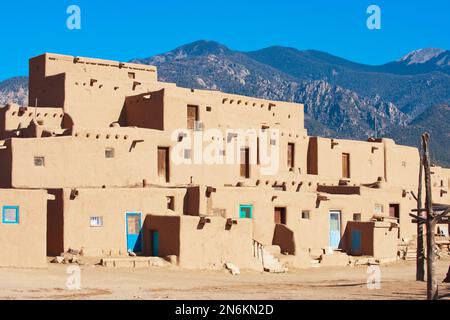 Antike Siedlung Taos Pueblo mit Bergen im Hintergrund, New Mexico Stockfoto