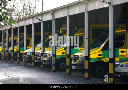 Krankenwagen parkten an der Bournemouth Ambulance Station in Bournemouth, Dorset, während eines Streiks von Mitgliedern der Unison Gewerkschaft im langwierigen Streit um Bezahlung und Personal. Foto: Freitag, 10. Februar 2023. Stockfoto