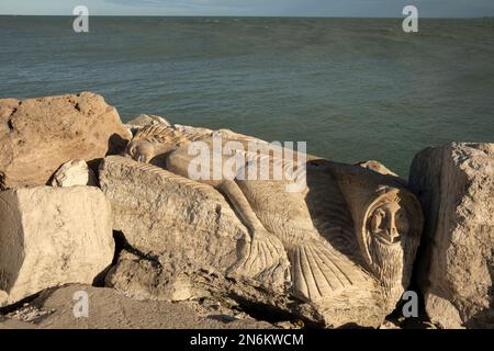 SAN BENEDETTO DEL TRONTO, ITALIEN - 1. JUNI 2022: Kunstwerke am Südpier von San Benedetto del Tronto Stockfoto