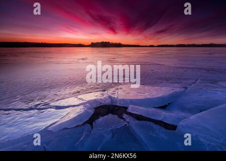 Eisformationen und frühmorgendlicher Sonnenaufgang im Winter am See Vansjø, Østfold, Norwegen, Skandinavien. Stockfoto