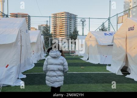 Gaziantep, Turkiye. 9. Februar 2023. Gaziantep, Turkiye. 09. Januar 2023 In der türkischen Stadt Gaziantep werden auf Fußballplätzen und Stadien Zelte für Menschen aufgestellt, die durch das jüngste Erdbeben obdachlos geworden sind. Die Behörden haben die Hilfe für Erdbebenevakuierte erhöht, die ihr Zuhause verloren haben oder deren Haus durch die Erdbeben gefährdet wurde. Am frühen Montag ereignete sich ein Erdbeben der Stärke 7,8 im Süden Turkije und Nordwesten Syriens, wobei Such- und Rettungseinsätze durch Nachbeben, beschädigte Straßen und Infrastrukturen und durch eisige Temperaturen behindert wurden (Kreditbild: © Muhammad ATA/IMAGESLIVE Stockfoto