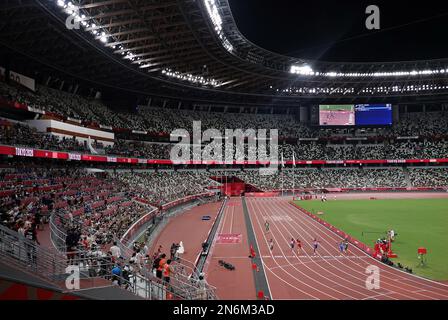 Lamont Marcell Jacobs (ITA) (Lane 3) überquert die Ziellinie und gewinnt in einem leeren Olympiastadion das Finale der Herren 100m. Olympische Spiele 2020 In Tokio. Stockfoto