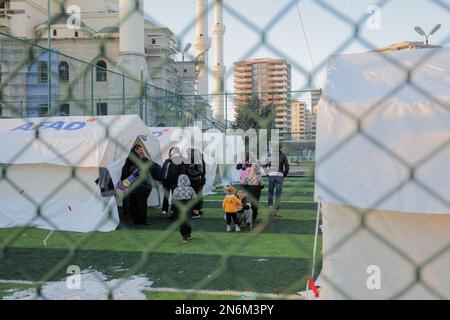 Gaziantep, Turkiye. 9. Februar 2023. Gaziantep, Turkiye. 09. Januar 2023 In der türkischen Stadt Gaziantep werden auf Fußballplätzen und Stadien Zelte für Menschen aufgestellt, die durch das jüngste Erdbeben obdachlos geworden sind. Die Behörden haben die Hilfe für Erdbebenevakuierte erhöht, die ihr Zuhause verloren haben oder deren Haus durch die Erdbeben gefährdet wurde. Am frühen Montag ereignete sich ein Erdbeben der Stärke 7,8 im Süden Turkije und Nordwesten Syriens, wobei Such- und Rettungseinsätze durch Nachbeben, beschädigte Straßen und Infrastrukturen und durch eisige Temperaturen behindert wurden (Kreditbild: © Muhammad ATA/IMAGESLIVE Stockfoto