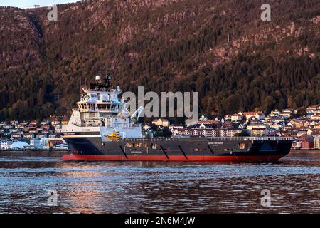 Offshore-Versorgungsschiff PSV-Plattform Island Contender in Byfjorde, im Hafen Bergen, Norwegen. Stockfoto