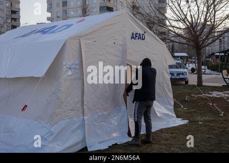 Gaziantep, Turkiye. 9. Februar 2023. Gaziantep, Turkiye. 09. Januar 2023 In der türkischen Stadt Gaziantep werden auf Fußballplätzen und Stadien Zelte für Menschen aufgestellt, die durch das jüngste Erdbeben obdachlos geworden sind. Die Behörden haben die Hilfe für Erdbebenevakuierte erhöht, die ihr Zuhause verloren haben oder deren Haus durch die Erdbeben gefährdet wurde. Am frühen Montag ereignete sich ein Erdbeben der Stärke 7,8 im Süden Turkije und Nordwesten Syriens, wobei Such- und Rettungseinsätze durch Nachbeben, beschädigte Straßen und Infrastrukturen und durch eisige Temperaturen behindert wurden (Kreditbild: © Muhammad ATA/IMAGESLIVE Stockfoto