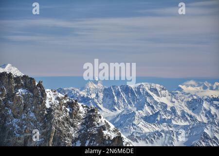 Malerisches Winterpanorama der Alpen von Punta Helbronner in Italien. Der Matterhorn-Berg im Hintergrund. Aosta-Tal. Stockfoto