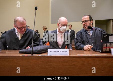 München, Deutschland. 19. Januar 2023. Der Mitbeklagte im Wirecard-Prozess, Oliver Bellenhaus (M), sitzt zu Beginn des Prozesses zwischen seinen Anwälten Norbert Stegemann (l) und Nicolas Frühsorger (r). Kredit: Peter Kneffel/dpa/Alamy Live News Stockfoto