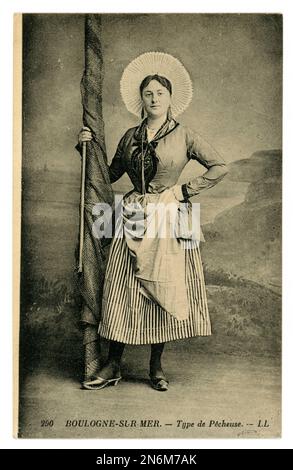 Ursprüngliche, charmante französische Postkarte Anfang der 1900er Jahre, hübsche, attraktive französische Fischer in traditioneller Kleidung, mit einem raffinierten Spitzenkopf aus Boulonnaise, mit einem aufgerollten Segel, Boulogne-Sur-Mer Anfang 1900, Frankreich, mit dem Titel 'type de Pécheuse' um 1905 / 1910 / 1920 Stockfoto