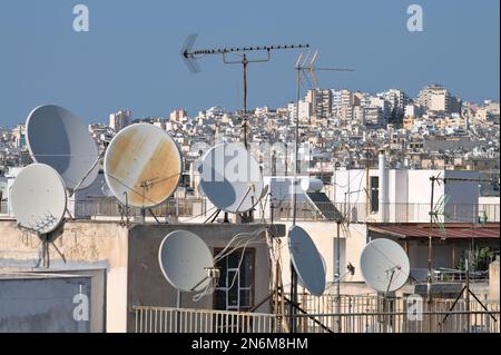 TV-Antennen auf den Dächern von Häusern. Stockfoto