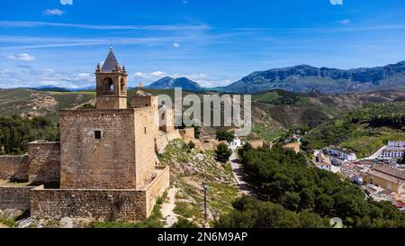 Blick auf die Festung Alcazaba mit dem Tribut-Turm und den Bergen. Antequera, Provinz Malaga, Andalusien, Spanien. Stockfoto