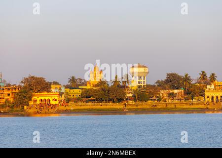 Blick auf den Dakshineswar Kali Tempel und Dakshineswar Tempel Bakultala Ghat am Ufer des Hooghly River, Kalkutta, Westbengalen, Indien im Abendlicht Stockfoto