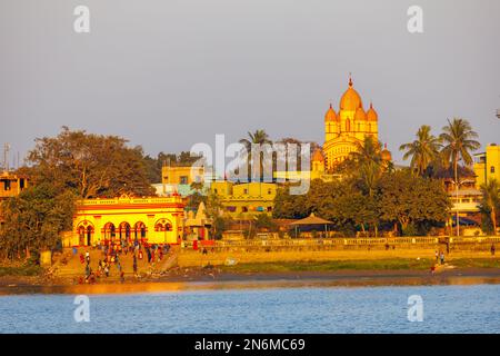 Blick auf den Dakshineswar Kali Tempel und Dakshineswar Tempel Bakultala Ghat am Ufer des Hooghly River, Kalkutta, Westbengalen, Indien im Abendlicht Stockfoto