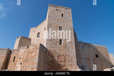 Spanische Burgmauern in der historischen Stadt Peniscola Spanien mit blauem Himmel Stockfoto