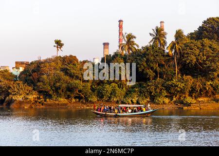 Einheimische nutzen die geschäftige Passagierfähre Mahesh Jagannath Ghat - Lakhi Ghat in Serampore auf dem Hooghly River in der Nähe von Kalkutta, Westbengalen, Indien Stockfoto