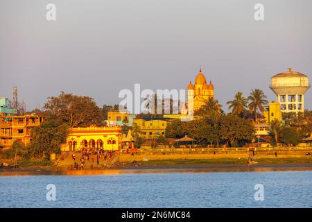 Blick auf den Dakshineswar Kali Tempel und Dakshineswar Tempel Bakultala Ghat am Ufer des Hooghly River, Kalkutta, Westbengalen, Indien im Abendlicht Stockfoto