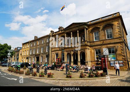 Das Rathaus von Skipton, mit der Flagge des Regenbogens zur Unterstützung der LGBT-Bewegung, 19-06-2021 Stockfoto