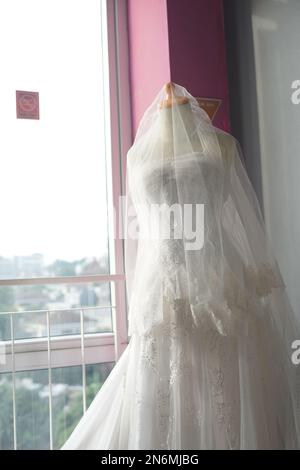 Weißes Hochzeitskleid an der Schaufensterpuppe Stockfoto