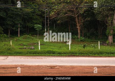 Leere Landstraße, Seitenblick auf die Insel Ko Lanta in Krabi, Thailand Stockfoto