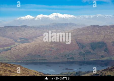 Blick hinunter auf Loch Earn vom Munro Ben Vorlich mit Ben Lawers im Hintergrund. Stockfoto