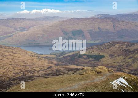 Blick hinunter auf Loch Earn vom Munro Ben Vorlich mit Ben Lawers im Hintergrund. Stockfoto