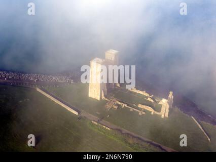 Luftaufnahme von Sea Fog über den Ruinen der St. Mary's Church im Reculver Country Park, Herne Bay, Thanet, Kent Stockfoto