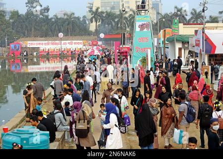 Dhaka, Bangladesch, 9. Februar 2023. Besucher lesen Bücher auf der nationalen Buchmesse Ekushey Boi Mela in Dhaka. Jedes Jahr organisiert die „Bangla Academy“ die nationale Buchmesse im Universitätsbereich von Dhaka. Diese Buchmesse ist die größte in Bangladesch und findet den ganzen Februar über statt. Dhaka, Bangladesch, 9. Februar 2023. Foto: Habibur Rahman/ABACAPRESS.COM Stockfoto