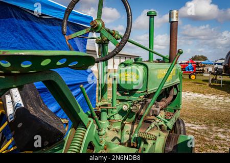 Fort Meade, Florida - 22. Februar 2022: Detailansicht eines John Deere Model BW Tractors aus dem Jahr 1937 auf einer lokalen Automesse. Stockfoto
