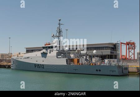 Kapstadt, Südafrika. 2023. Ein Küstenpatrouillenschiff P 1572, Adam Kok, neben der südafrikanischen Marine und in Kürze auch dort. Stockfoto