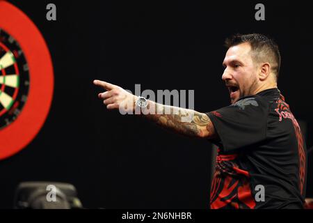 Cardiff, Großbritannien. 09. Februar 2023. Jonny Clayton aus Wales feiert . Cazoo Premier League Darts, zweite Nacht in der Cardiff International Arena in Cardiff, Südwales, am Donnerstag, den 9. Februar 2023. Bild von Andrew Orchard/Andrew Orchard Sportfotografie/Alamy Live News Kredit: Andrew Orchard Sportfotografie/Alamy Live News Stockfoto