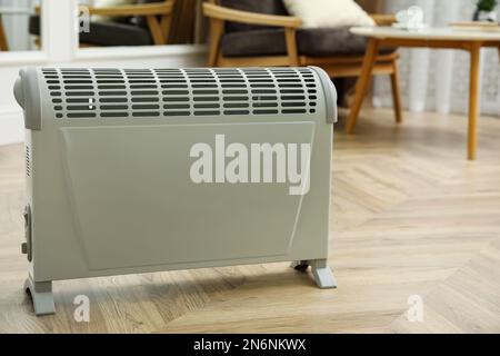 Moderne elektrische Konvektionsheizung auf dem Boden zu Hause Stockfoto