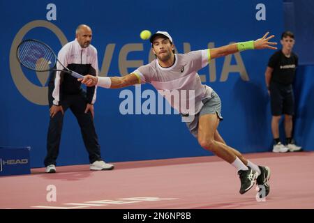 Borna Coric (CRO) im Kampf gegen Arthur Rinderknech (FRA) beim Open Sud de France 2023, ATP 250 Tennis Turnier am 9. Februar 2023 in der Sud de France Arena in Perols bei Montpellier, Frankreich - Foto: Patrick Cannaux/DPPI/LiveMedia Stockfoto