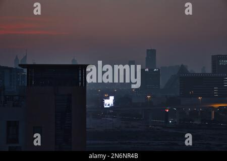 Ein Luftblick auf die Stadt Dubai, die Vereinigten Arabischen Emirate bei Nacht beleuchtet Stockfoto