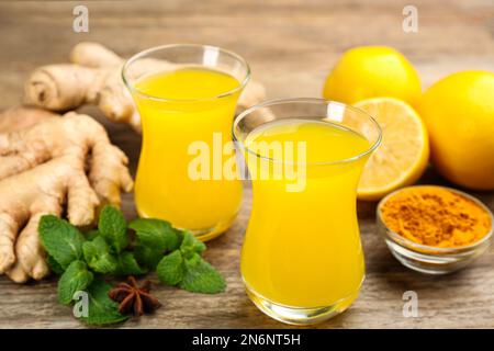 Immunitätsförderndes Getränk und Zutaten auf Holztisch Stockfoto