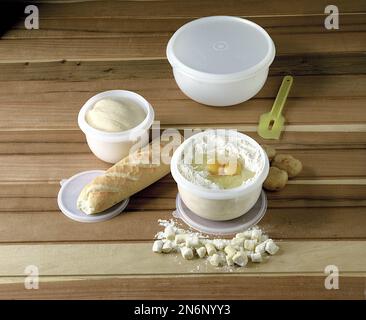 Drei weiße Kunststoffbehälter zum Backen und Einfrieren zu Hause Stockfoto