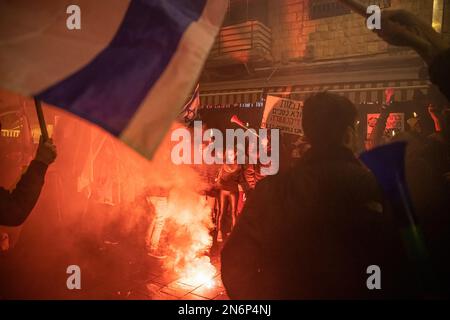 Jerusalem, Israel. 09. Februar 2023. Demonstranten zünden während der Demonstration in Jerusalems Straßen eine Fackel an. Hunderte demonstrierten gegen die neue rechtsgerichtete israelische Regierung und die Justizreform in Jerusalem. Kredit: SOPA Images Limited/Alamy Live News Stockfoto