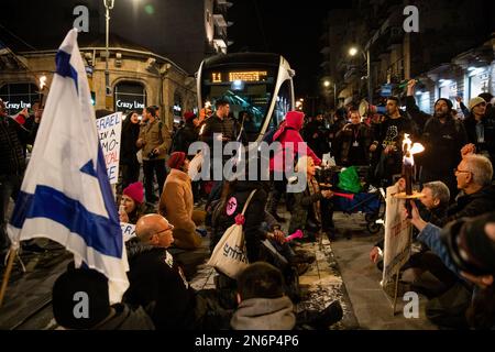 Jerusalem, Israel. 09. Februar 2023. Während der Demonstration blockieren Demonstranten die Stadtbahn von Jerusalem. Hunderte demonstrierten gegen die neue rechtsgerichtete israelische Regierung und die Justizreform in Jerusalem. Kredit: SOPA Images Limited/Alamy Live News Stockfoto