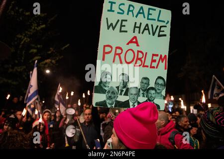 Jerusalem, Israel. 09. Februar 2023. Ein Protestteilnehmer hält ein Schild, auf dem steht: "Israel, wir haben ein Problem" mit den Gesichtern der rechtsgerichteten Regierungsmitglieder während der Demonstration. Hunderte demonstrierten gegen die neue rechtsgerichtete israelische Regierung und die Justizreform in Jerusalem. Kredit: SOPA Images Limited/Alamy Live News Stockfoto