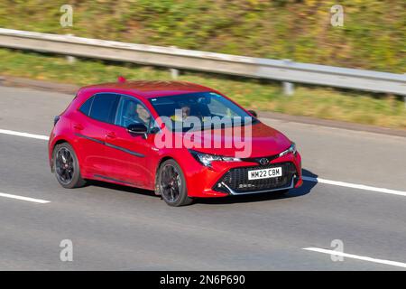 2022 Red TOYOTA COROLLA GR SPORT HEV CVT EXCEL 1798cc Hybrid Electric 5dr Cabchback; Fahrt auf der Autobahn M61 Manchester, Großbritannien Stockfoto