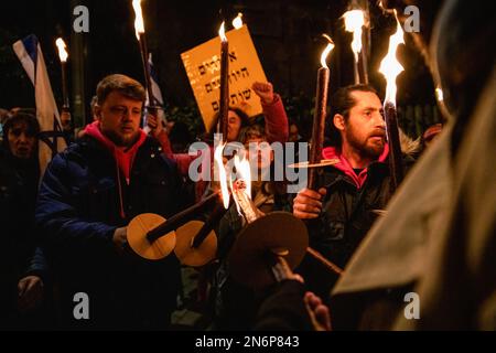 Jerusalem, Israel. 09. Februar 2023. Demonstranten halten während der Demonstration brennende Fackeln. Hunderte demonstrierten gegen die neue rechtsgerichtete israelische Regierung und die Justizreform in Jerusalem. (Foto: Matan Golan/SOPA Images/Sipa USA) Guthaben: SIPA USA/Alamy Live News Stockfoto