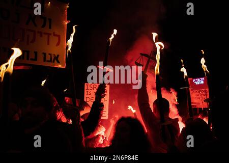 Jerusalem, Israel. 09. Februar 2023. Demonstranten halten während der Demonstration brennende Fackeln. Hunderte demonstrierten gegen die neue rechtsgerichtete israelische Regierung und die Justizreform in Jerusalem. (Foto: Matan Golan/SOPA Images/Sipa USA) Guthaben: SIPA USA/Alamy Live News Stockfoto