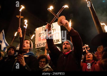 Jerusalem, Israel. 09. Februar 2023. Demonstranten halten während der Demonstration brennende Fackeln. Hunderte demonstrierten gegen die neue rechtsgerichtete israelische Regierung und die Justizreform in Jerusalem. (Foto: Matan Golan/SOPA Images/Sipa USA) Guthaben: SIPA USA/Alamy Live News Stockfoto