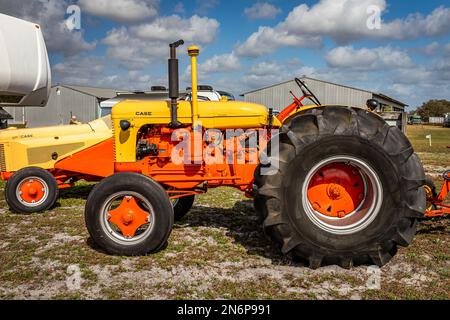 Fort Meade, Florida - 22. Februar 2022: Aus der Perspektive eines Case 400-Dieseltraktors mit 1955 PS auf einer lokalen Autohaus. Stockfoto