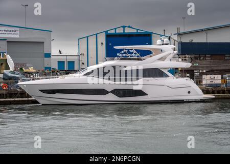 Eine Sunseeker 76 Yacht vor dem Hauptmontagewerk und der Werft in Poole Dorset Stockfoto
